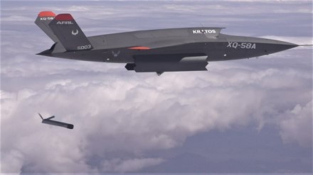 „XQ-58A Valkyrie“ paleidžia „ALTIUS-600“ droną  © U.S. Air Force