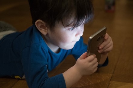 Paaiškėjo, kiek lietuviai yra linkę išleisti vaiko telefonui