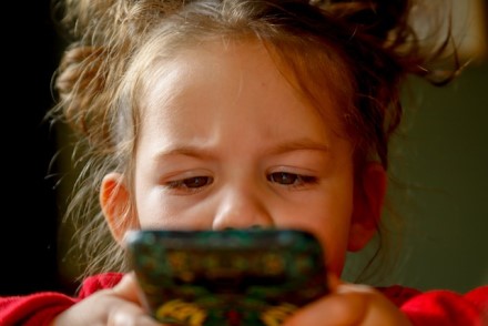 4 būdai, kaip užtikrinti vaikų saugumą naudojantis telefonu