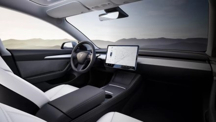 Vienoje šalyje „Tesla“ siūlo „Model 3“ su juokingu 151 km nuvažiuojamu atstumu: kam to reikia?