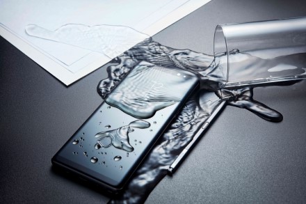 Greitoji pagalba išmaniajam telefonui: ką daryti, jei apliejote vandeniu?