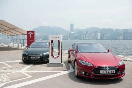 Kinijoje „Tesla“ elektromobiliams uždrausta įvažiuoti į greitkelius