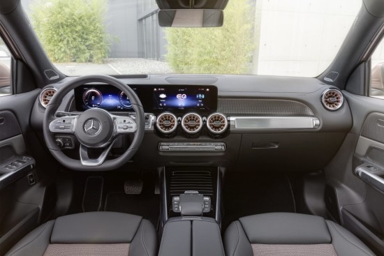 „Mercedes-Benz“ pristato šeimai skirtą elektra varomą naują visureigį