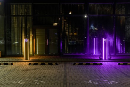„The Roop“ palaikanti geltona banga atsirito ir į elektromobilumo sritį: šoka įkrovimo stotelės „The Roop“ palaikanti geltona banga atsirito ir į elektromobilumo sritį: šoka įkrovimo stotelės