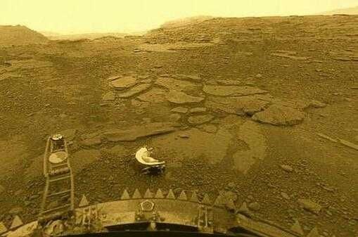 Šio sudėtinio vaizdo fone matomas „Venera 13“ zondas planetos paviršiaus ekstremalią temperatūrą ir slėgį ištvėrė apie 2 valandas.