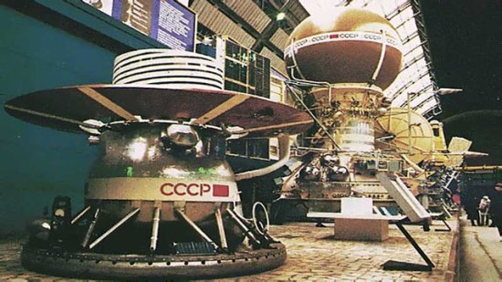 „Venera 13“ zondo ir nuleidžiamojo modulio (priešakyje) modelis, rodomas Maskvoje.