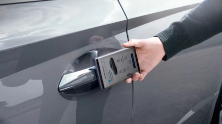„Android 12“ iš jūsų kišenės iškrapštys automobilio raktelius „Android 12“ iš jūsų kišenės iškrapštys automobilio raktelius