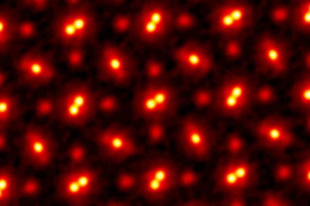 Pasaulio rekordą viršijęs kristalo atomų vaizdas, padidintas 100 milijonų kartų© Cornell