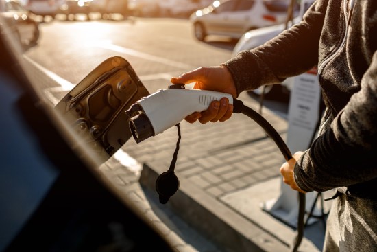 Penki elektromobilių pranašumai prieš įprastus automobilius Penki elektromobilių pranašumai prieš įprastus automobilius