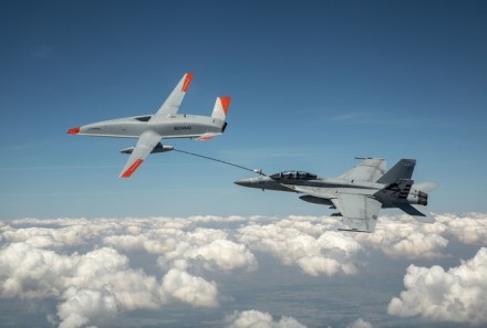 „Boeing MQ-25 Stingray“ ir „F/A-18 Super Hornet“. Gamintojo nuotrauka