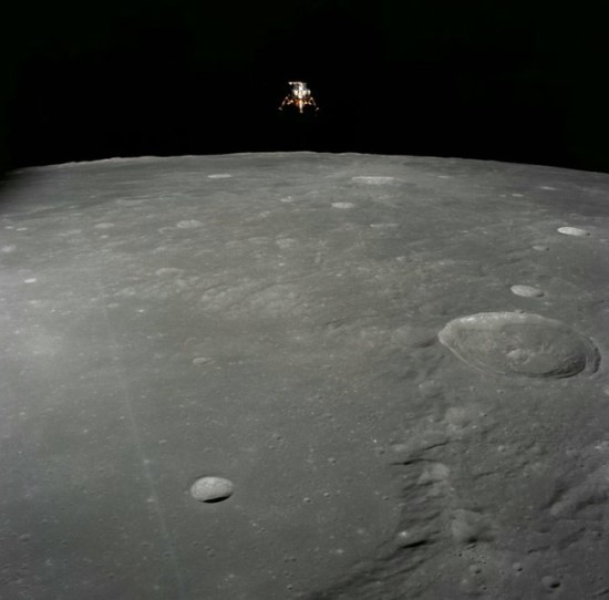 Nusileidimo ant Mėnulio momentas © NASA