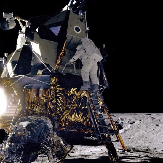 Beanas leidžiasi kopėčiomis iš Mėnulio modulio © NASA