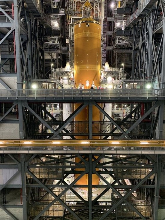 NASA /Pagrindinė pakopa ir dvi raketos nešėjos yra aukštesnės už Laisvės statulą