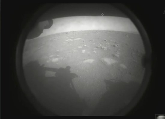 NASA nuotr. / Pirmoji zondo „Perseverance“ nuotrauka iš Marso
