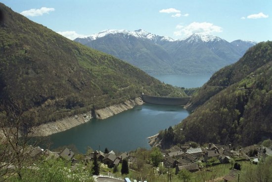Lago di Vogorno vandens rezervuaras  ©upload.wikimedia.org