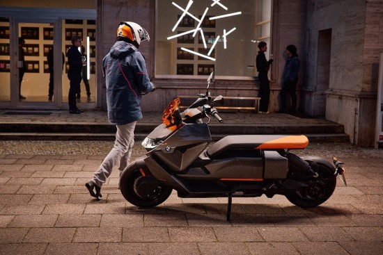 BMW pristatė elektrinį miesto motorolerį „CE 04“