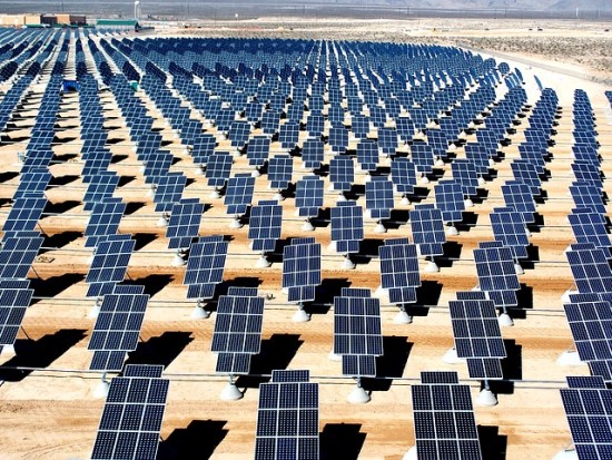 Kodėl negalime Sacharos dykumos padengti saulės baterijomis?