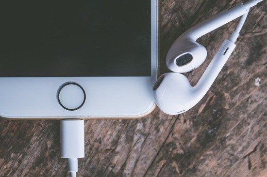 Kodėl „Apple“ įkroviklių laidai tokie nepatvarūs? Kodėl „Apple“ įkroviklių laidai tokie nepatvarūs?