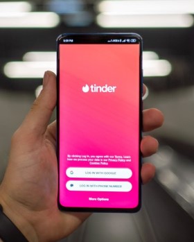 Ieškote antros pusės „Tinder“ programėlėje? Saugokitės sukčių