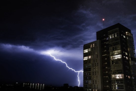 Žaibų sezonui įsibėgėjus: taikinyje išlieka elektros prietaisai bei sistemos