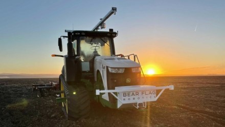 „John Deere“ jau kurį laiką bendradarbiavo su „Bear Flag Robotics“. Gamintojo nuotrauka