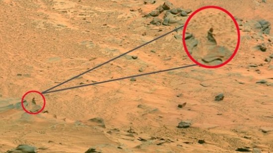 NASA/Marsaeigio padaryta nuotrauka, kurioje matomas žmogų primenantis siluetas