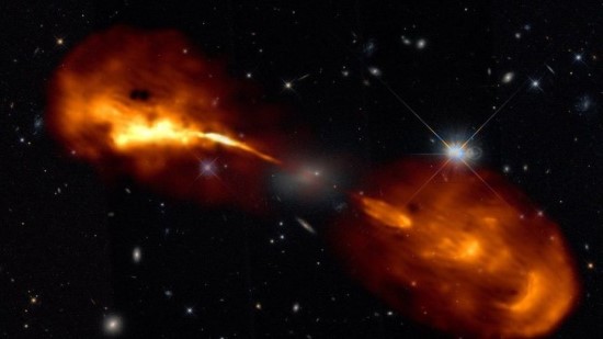 R. Timmerman/LOFAR / Užfiksuota galaktikos centre atsiradusi supermasyvi juodoji skylė