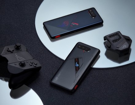 „Asus“ pristatė du žaidimų telefonus: atnaujinti „ROG Phone“ modeliai išsiskirs savo galia „Asus“ pristatė du žaidimų telefonus: atnaujinti „ROG Phone“ modeliai išsiskirs savo galia