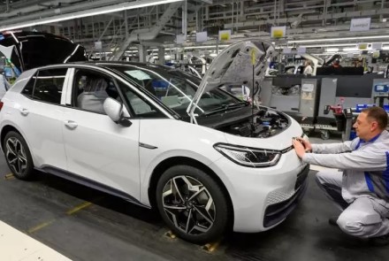 Pavojaus varpais skambina ir „Volkswagen“: bendrovė susiduria su pasaulinės problemos keliamais iššūkiais Pavojaus varpais skambina ir „Volkswagen“: bendrovė susiduria su pasaulinės problemos keliamais iššūkiais