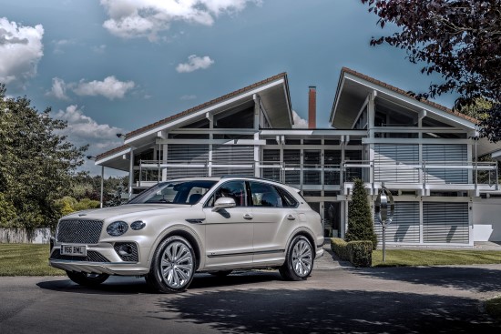 Rafinuotos „Bentley“ vertybės hibridinių automobilių pasaulyje Rafinuotos „Bentley“ vertybės hibridinių automobilių pasaulyje