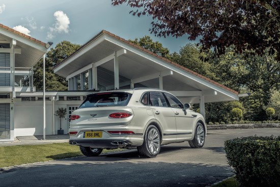 Rafinuotos „Bentley“ vertybės hibridinių automobilių pasaulyje Rafinuotos „Bentley“ vertybės hibridinių automobilių pasaulyje