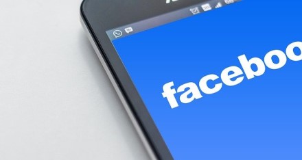 „Facebook“ vėl turėjo atsiprašinėti – dirbtinis intelektas juodaodžius vadina primatais