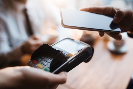 Piniginę perkeliame į telefoną: kaip išsaugoti mokėjimo korteles išmaniuosiuose?