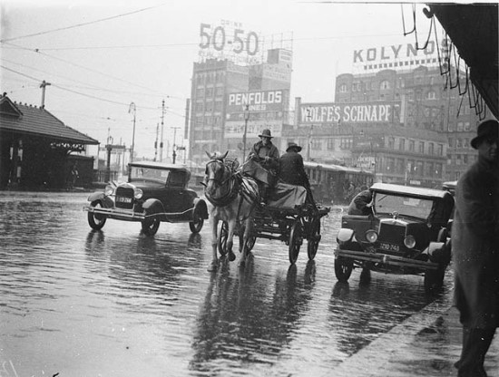 Kadaise lėti automobiliai dalijosi keliu su dar lėtesniais vežimais © commons.wikimedia.org