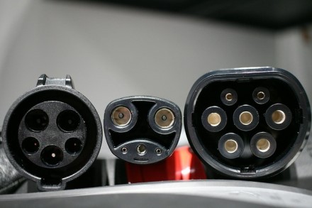 Įkrovimo jungtys iš kairės į dešinę – Type1, „Tesla“, Type2  © commons.wikimedia.org