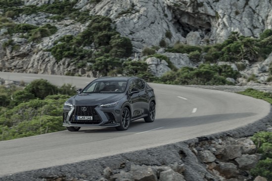 „Lexus“ pristatė naująjį NX: bus ir hibridinis, ir įkraunamas iš tinklo – Lietuvoje pasirodys netrukus