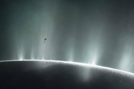 Dailininko pavaizduotas NASA „Cassini“ zondo skrydis per Saturno palydovo Encelado išsviesto vandens debesis  © NASA/JPL-Caltech