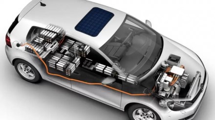 „Volkswagen“ investuoja į elektromobilių baterijas: išsikelti ambicingi tiksliai