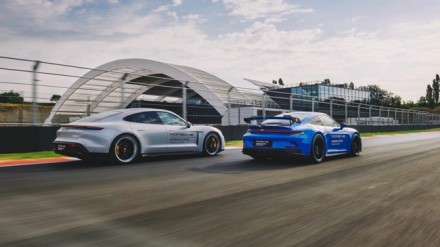 „Porsche Taycan“ ir 911. Gamintojo nuotrauka