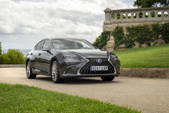 Naujasis „Lexus ES 300h“ Lietuvos kelius pasieks ateinantį mėnesį