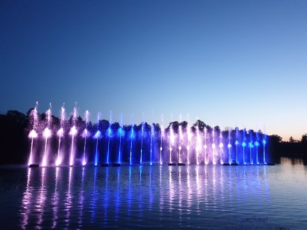 Tarptautinė IT kompanija pasirinko unikalų būdą ateiti į Lietuvą: pristatė rankomis valdomą fontaną Neryje