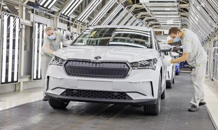 Situacija automobilių rinkoje tampa nepavydėtina: Čekijos milžinė mažina gamybos apimtis