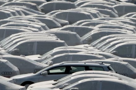 Pasaulinis lustų trūkumas naikina automobilių rinką
