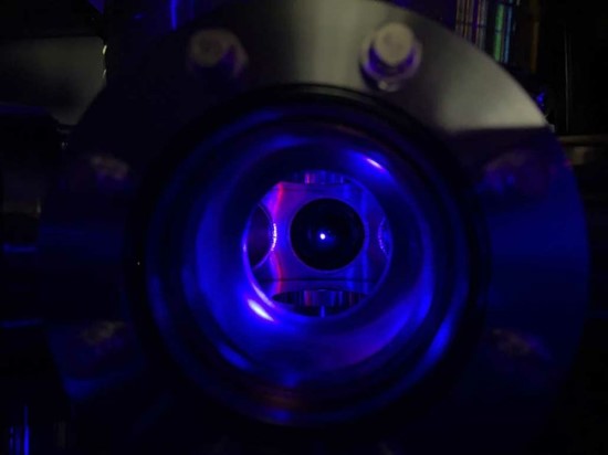 Stroncio atomų debesėlis (centre švytintis mėlynas taškas) laikomas vakuuminėje kameroje, kurioje yra Shimono Kolkowitzo ir kolegų atominis laikrodis