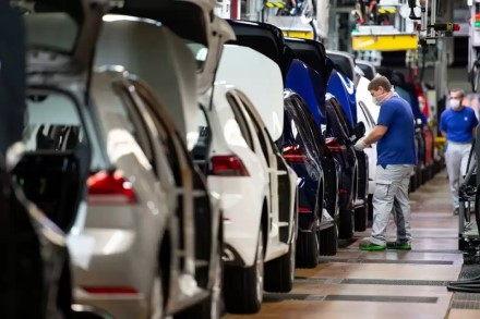 „Volkswagen“ automobilių gamyba pramušė dugną