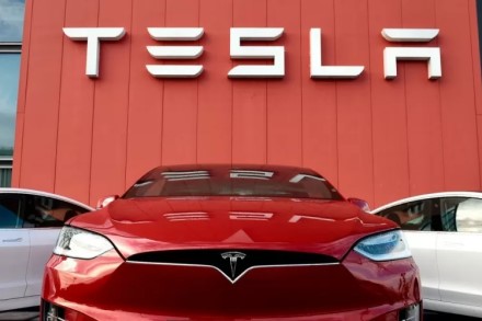„Tesla“ elektromobilių pardavimai ir toliau auga