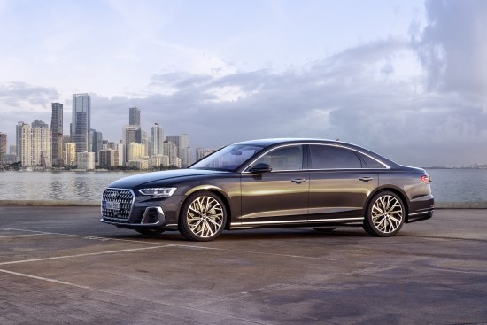 Atnaujintas flagmano dizainas ir novatoriškos technologijos: patobulintas „Audi A8“