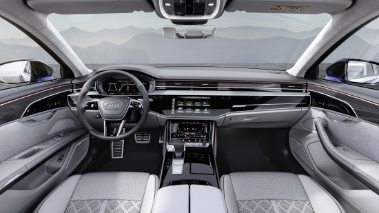 Atnaujintas flagmano dizainas ir novatoriškos technologijos: patobulintas „Audi A8“
