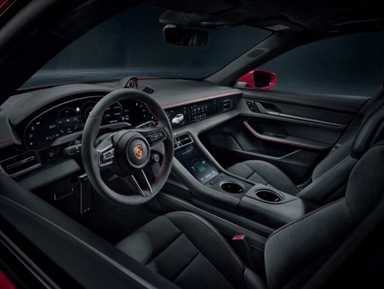 „Porsche“ pristatė naujovę – elektrinius automobilius