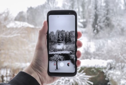 Ką daryti, jei telefonas įkrito į sniegą? Ryžiai jo neišgelbės